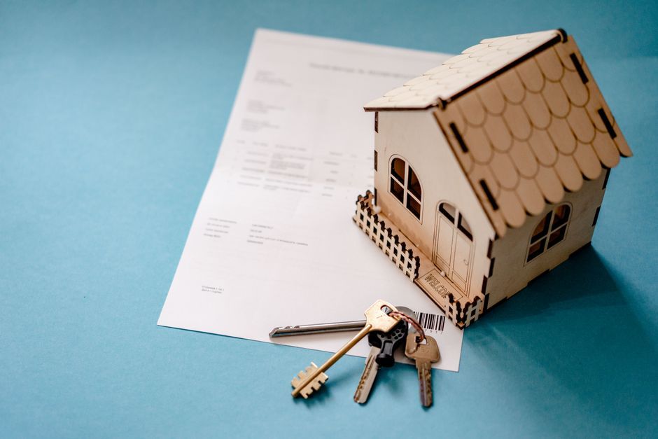 UK real estate mortgage house keys contract signing