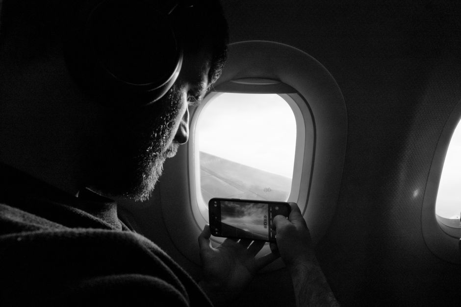 smartphone messaging travel airplane
