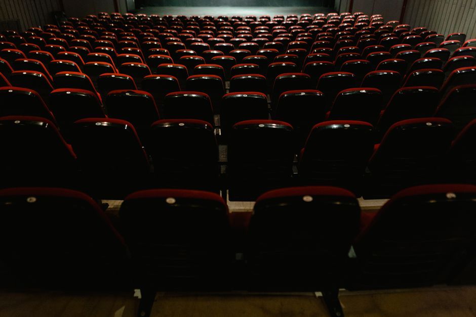 fashion show audience seating arrangement