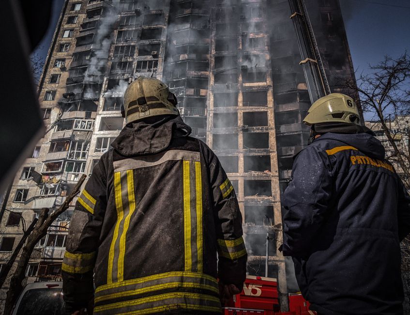 Ukraine fire rescue team damaged building smoke