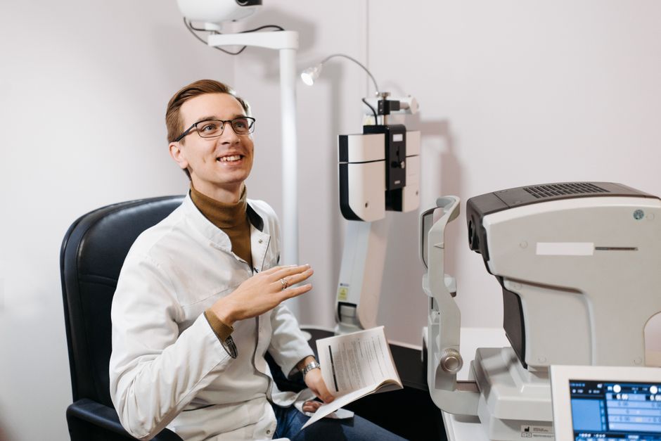 UK eye doctor clinic medical consultation