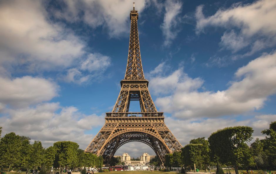 Paris Eiffel Tower summer heat tourism