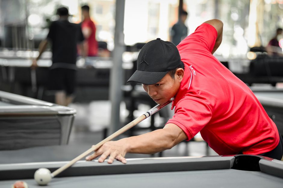 snooker player focusing at table