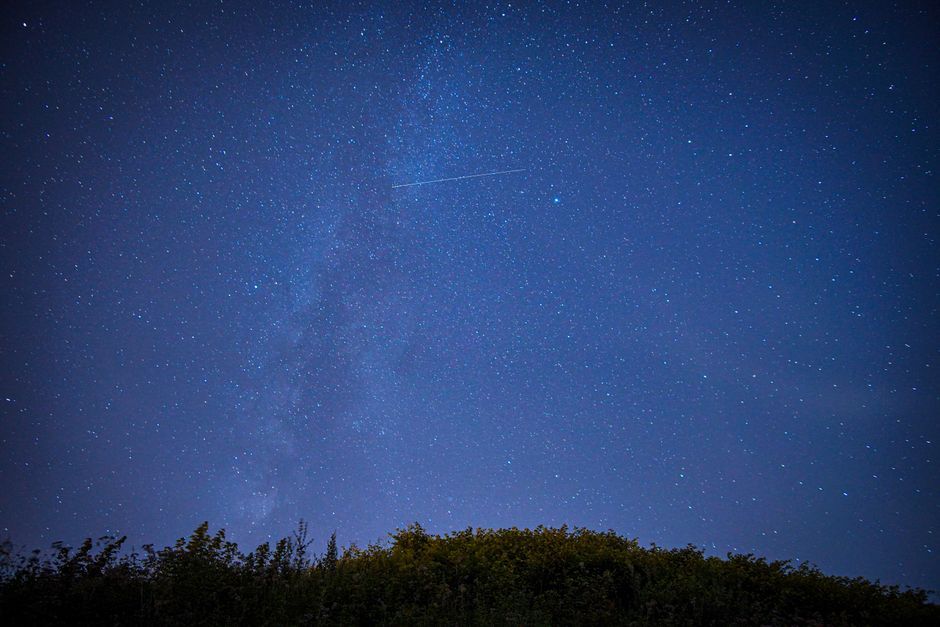 shooting star night sky Perseid Orionid meteor