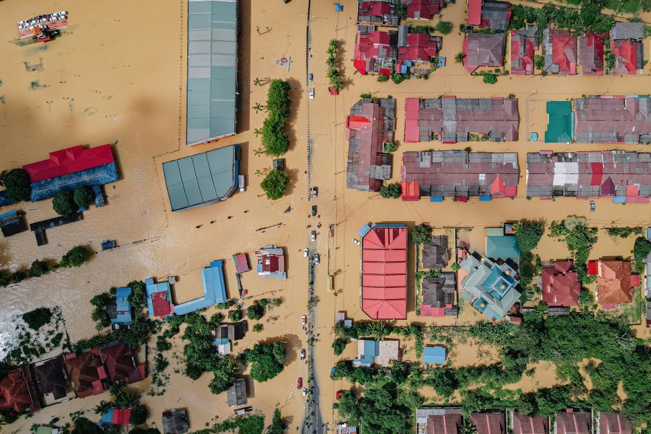 Thailand rescue personnel flood water