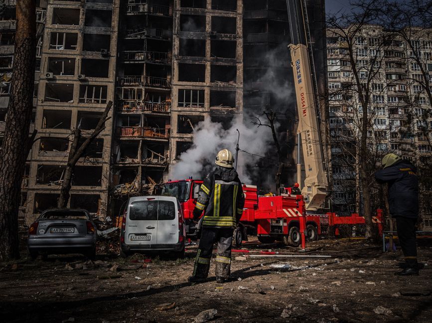 Ukraine emergency rescue workers smoke ruin