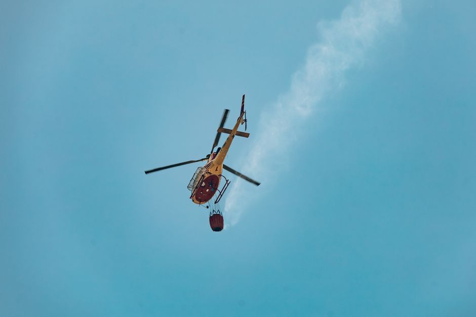 wildfire smoke firefighting helicopter