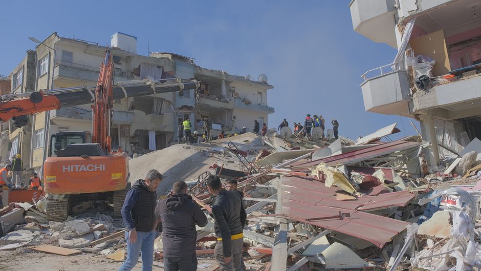 Pakistan rescue workers emergency rubble street