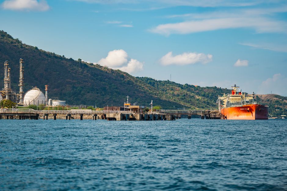 oil refinery cargo port
