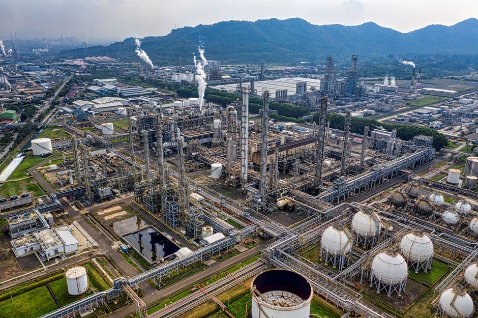 oil refinery industry facility pipeline