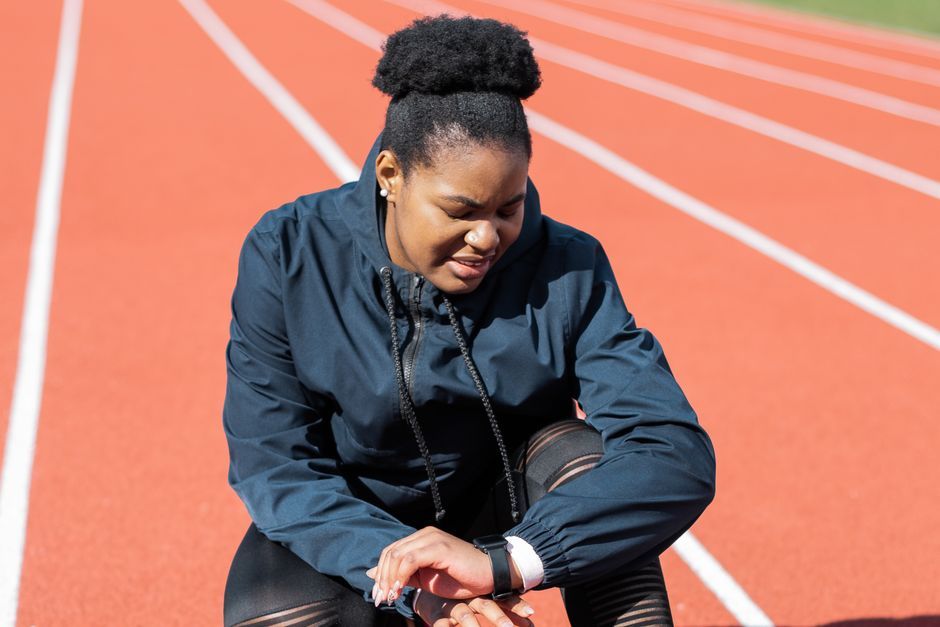 runner using smartwatch flashlight
