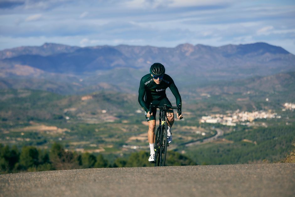 Richard Carapaz cycling mountain climb