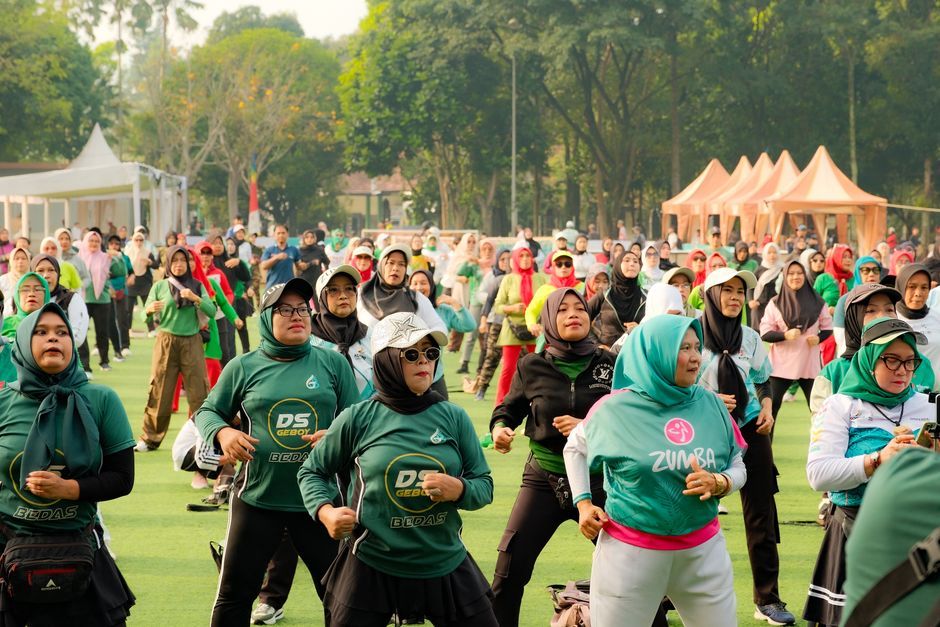 Thailand public park exercising crowd