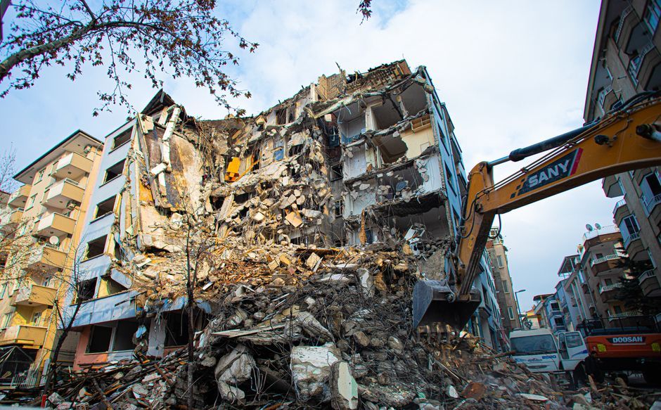 Indonesia earthquake damaged buildings rescue