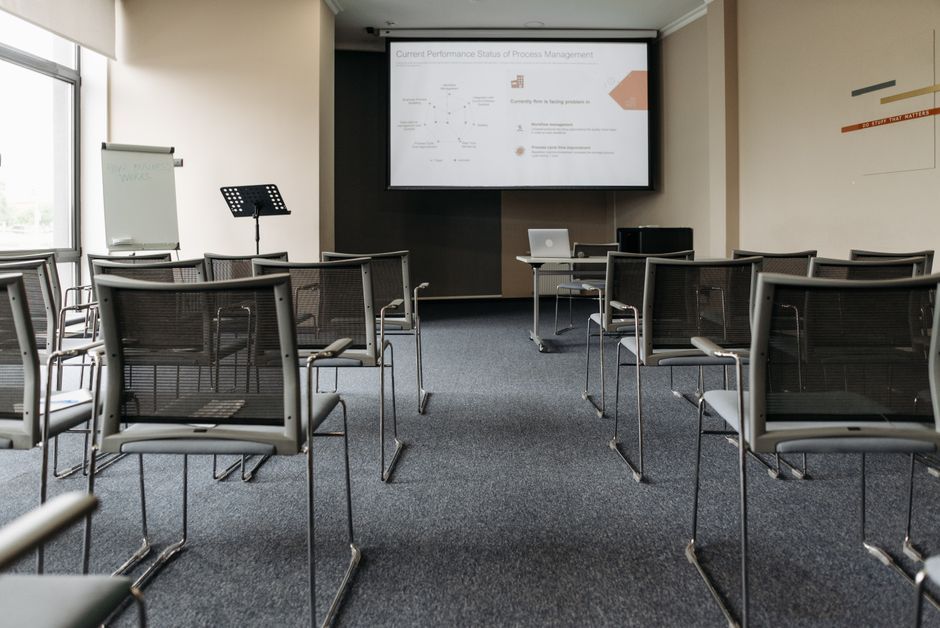 corporate seminar meeting room presentation