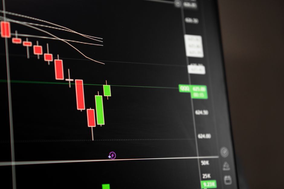 stock market trading floor screens red