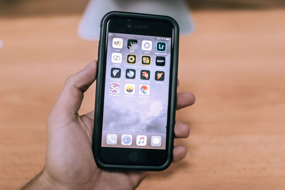 Apple iPhone Photos app facial recognition interface