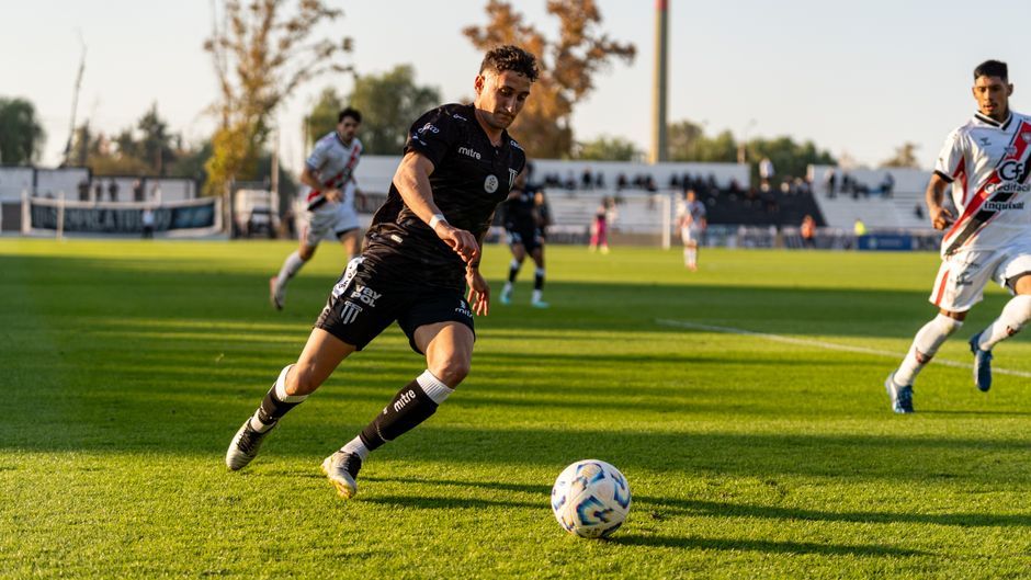 professional football player stadium match