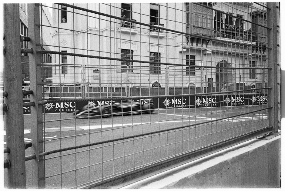 Formula 1 racing car circuit street track barrier no team crest