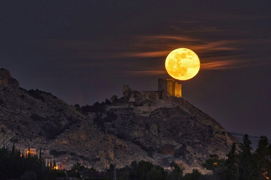 buck moon Windsor castle night sky