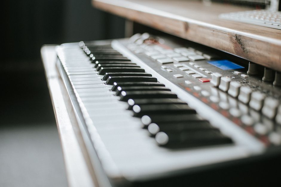 electronic music production workstation midi keyboard