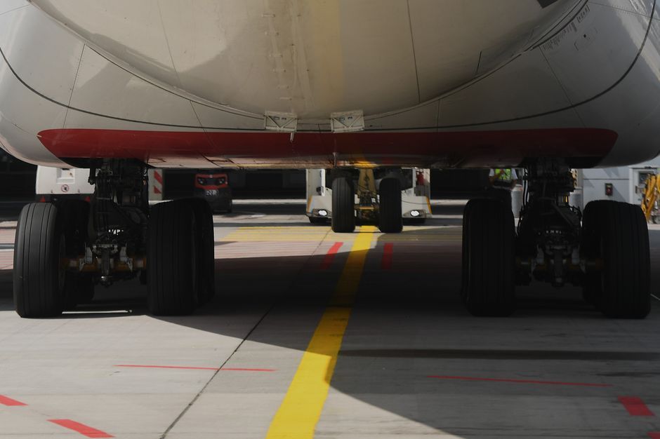 airbus boeing airplane lineup tarmac
