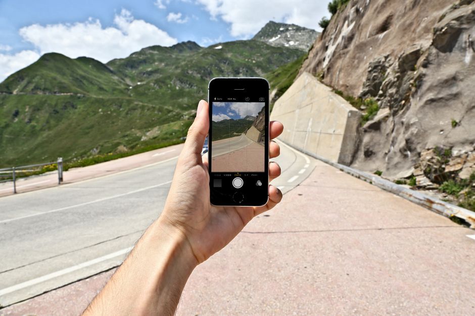 smartphone fitness app outdoor hiking trail