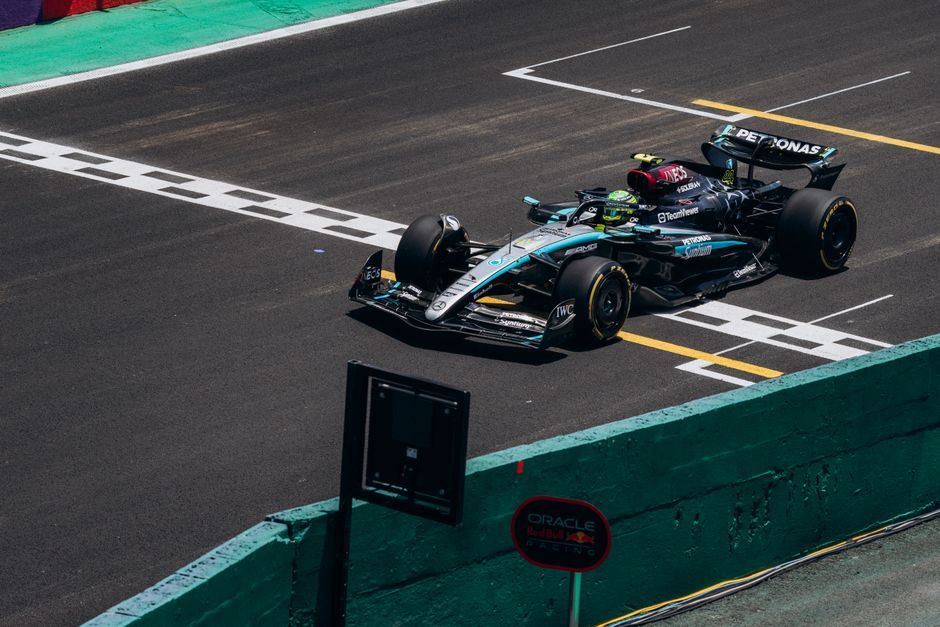 Formula 1 racing car speed track Italy
