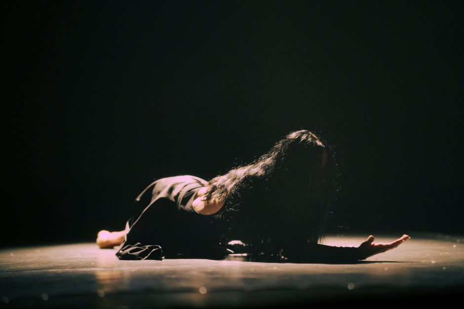 performance art dancers barley grain floor exhibition