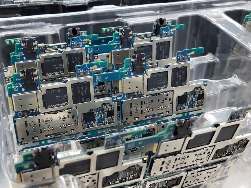 Samsung foldable smartphone manufacturing factory