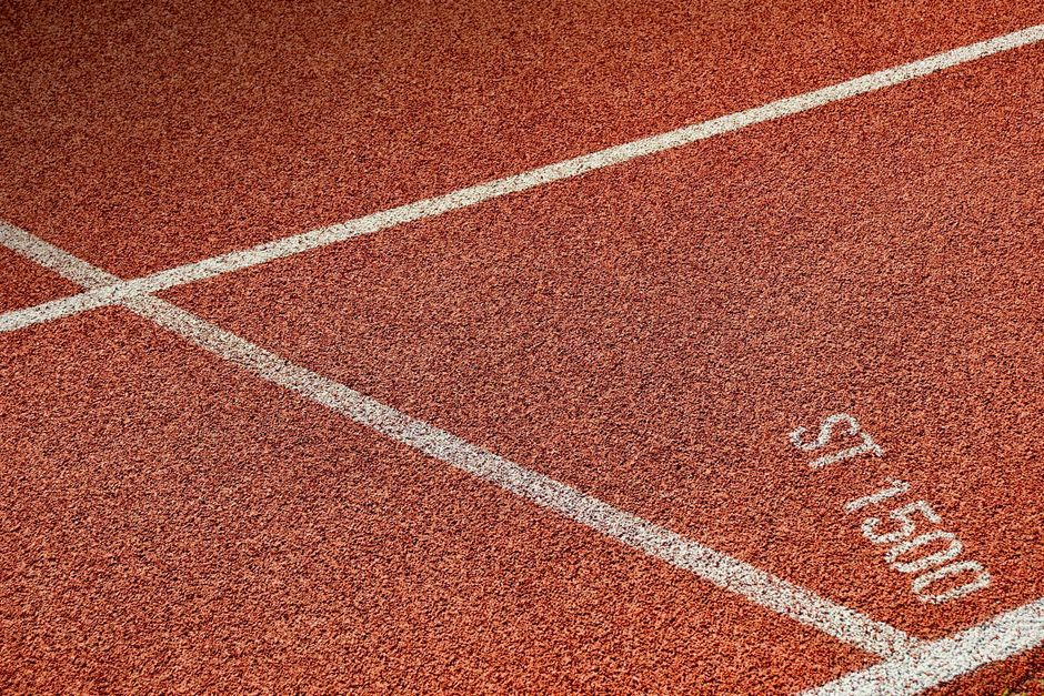 professional track and field athletes running competition