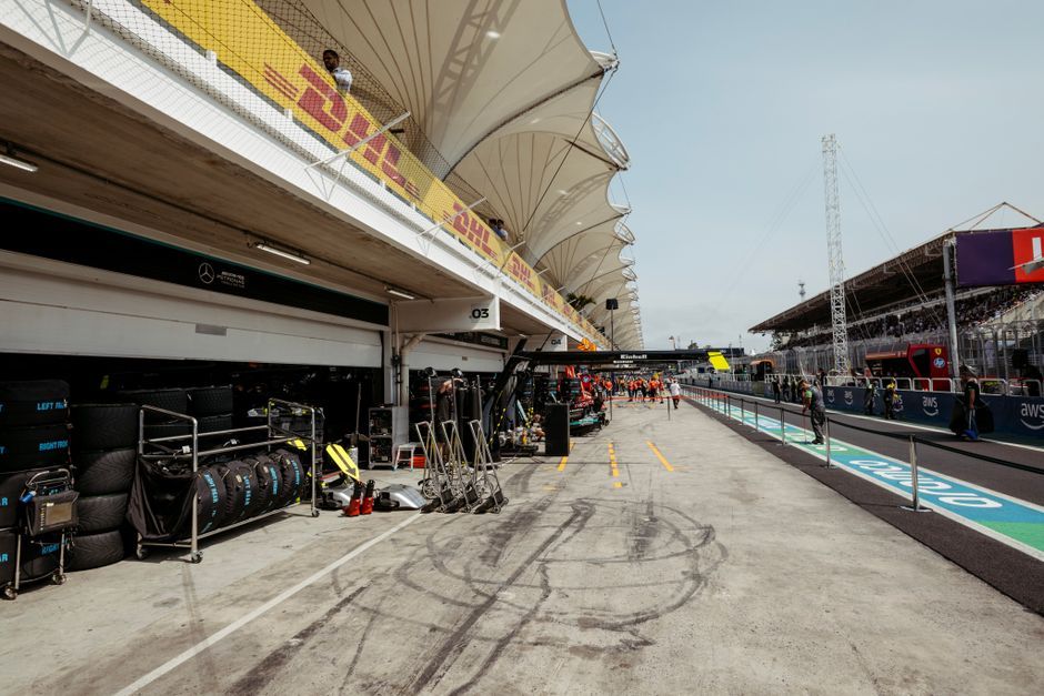 formula 1 racing car garage pit stop