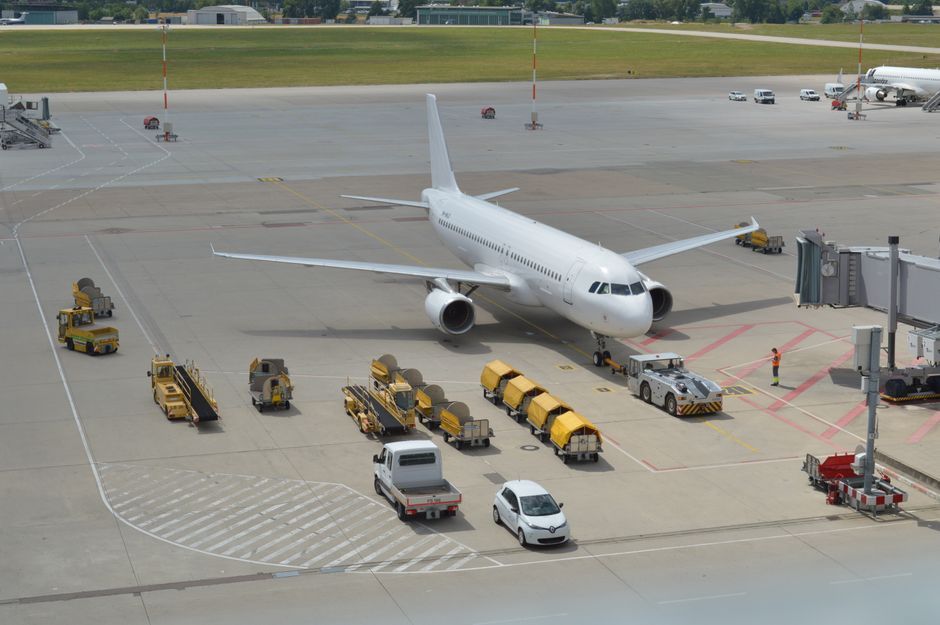 commercial airplane tarmac airport delay