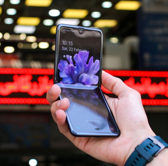 modern smartphone folding screen technology