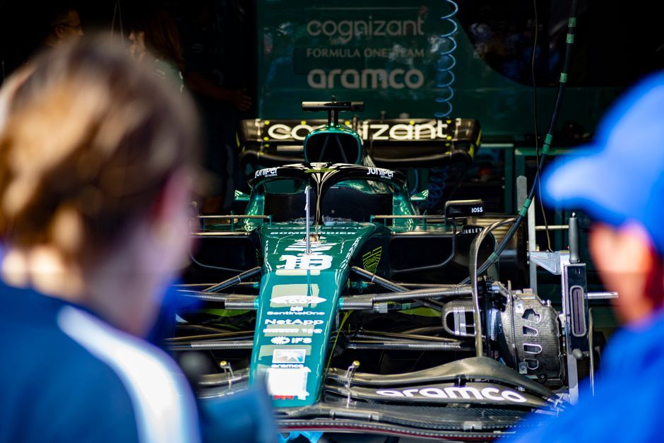 formula 1 racing car paddock garage team crew pit stop