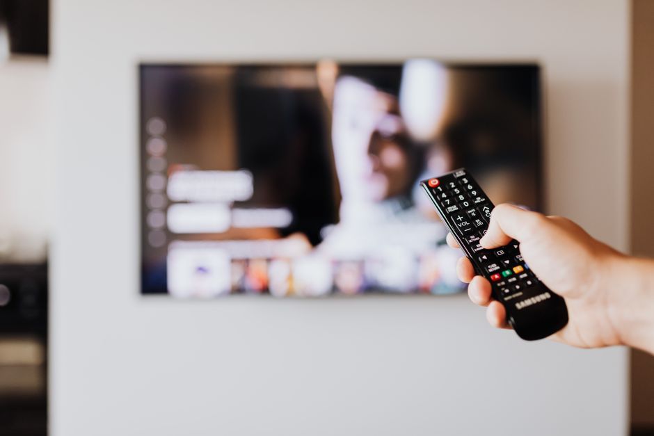 smart tv remote screen living room