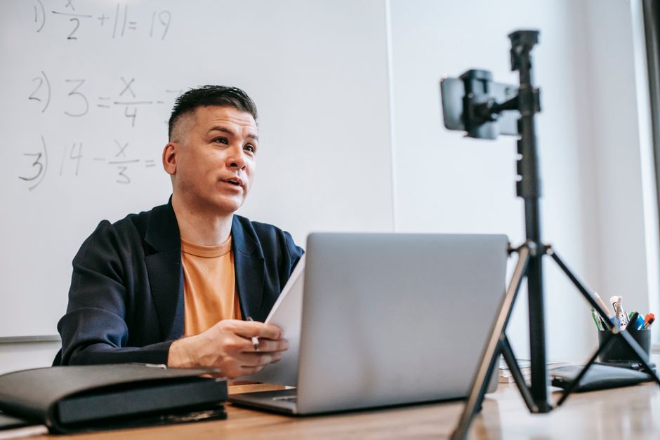 online learning educational streaming video classroom laptop