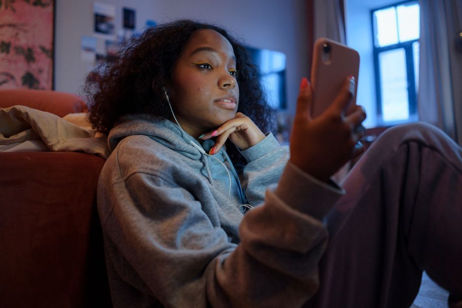 teenager mobile phone application social media US