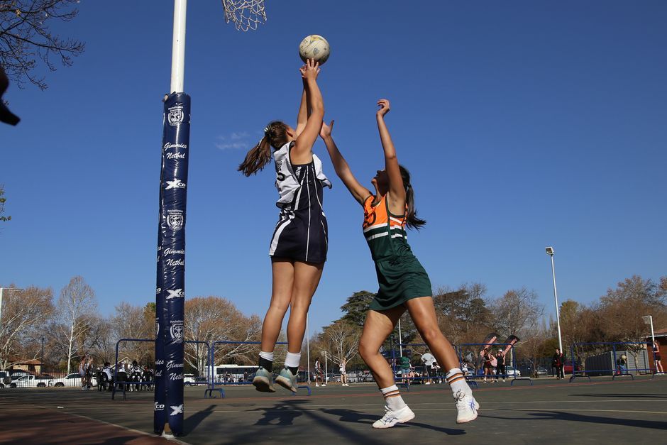 netball players competing