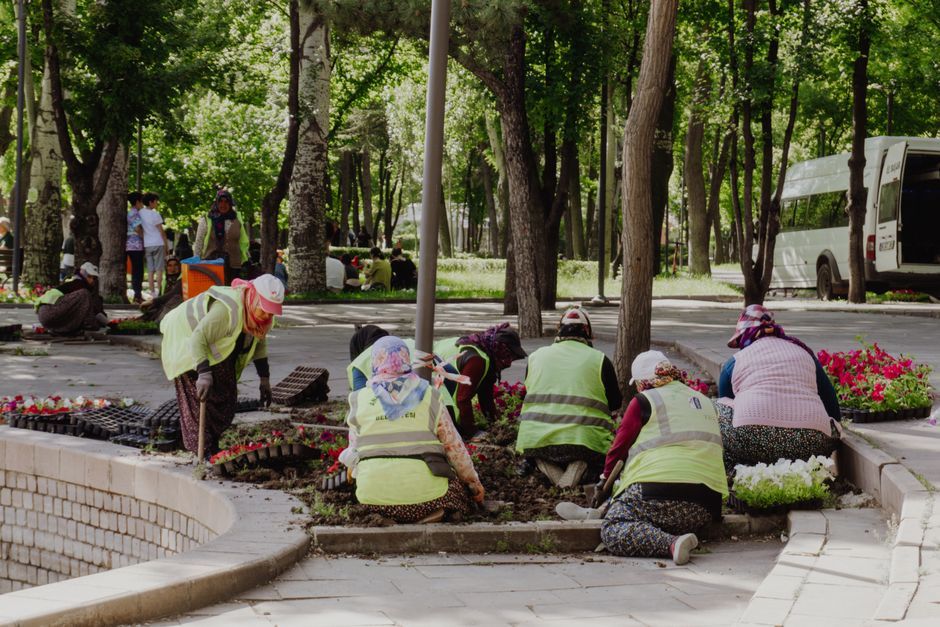 politician gardening outdoor volunteer work