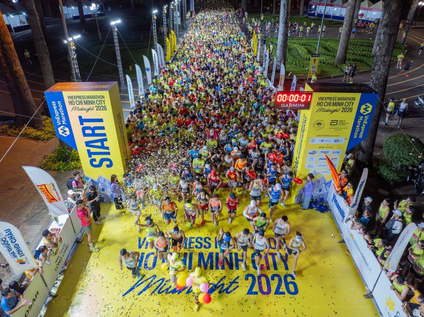 marathon runners crowd city street