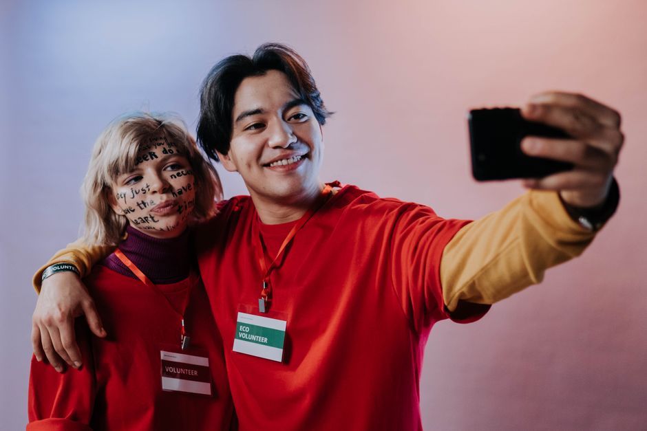 volunteer rescue worker social media smartphone