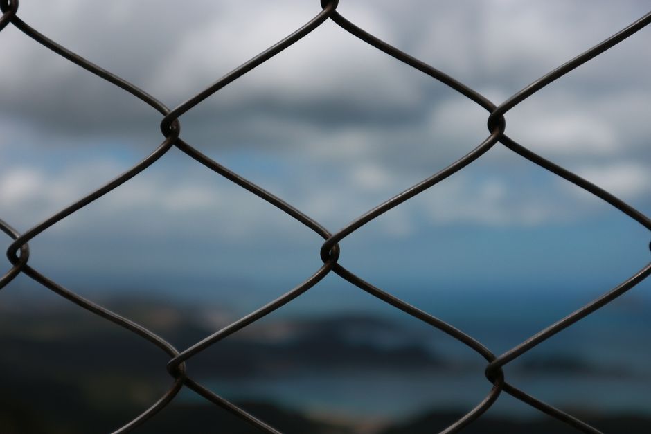 migrants coast border fence
