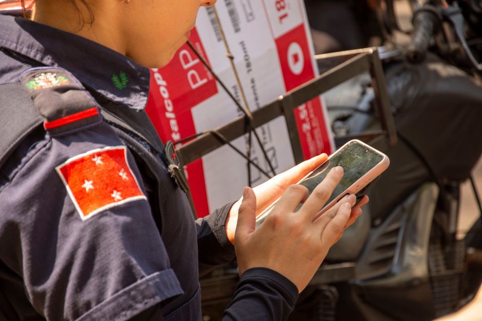 police officer smartphone surveillance