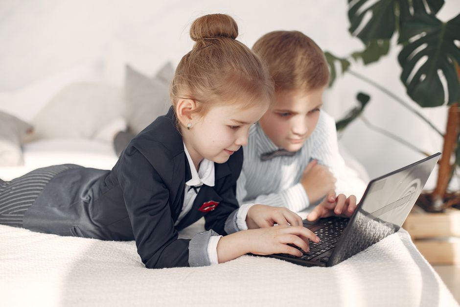 kids learning business finance simulation