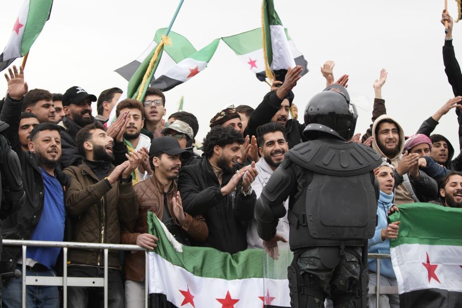 Syrian flag protesters Damascus