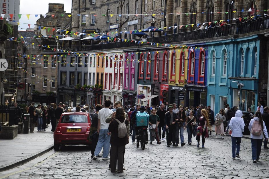 Scotland eclipse crowd viewpoint architecture