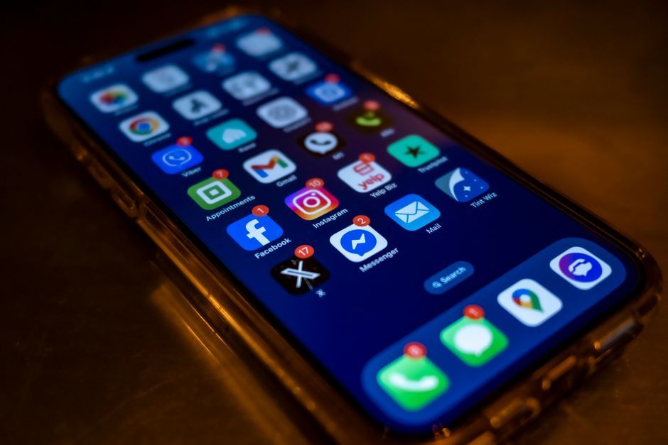 Thailand smartphone social media screen notification