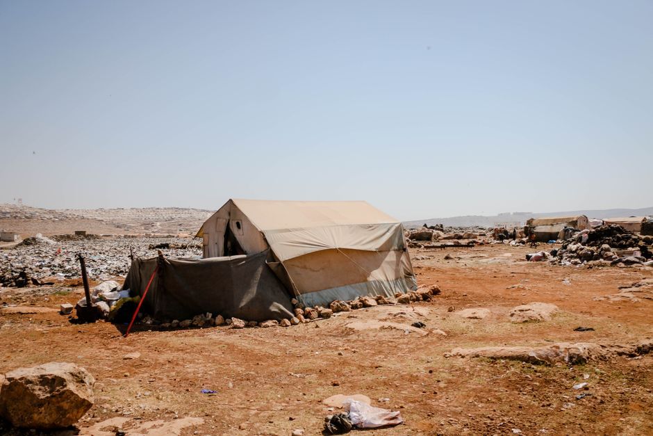 Yemeni refugees camp port tent