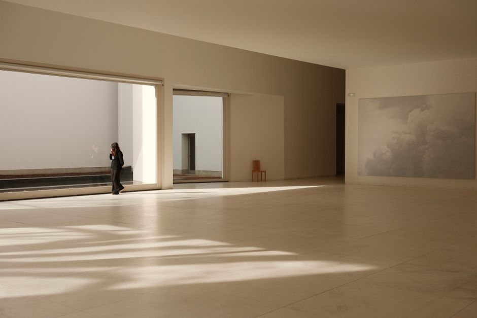 art gallery minimalist white interior exhibition space